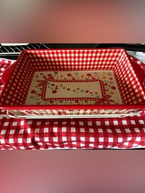Temp-tations 2.5 qt Ovenware with carrying tray.  Pattern is Gingham Gardens
